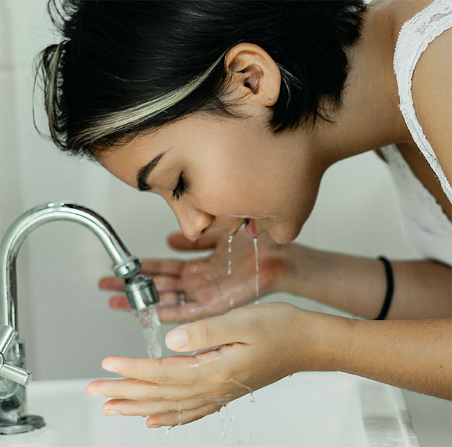 100 Splashes of Water on Your Face - A Refreshing Way to Revitalized Skin