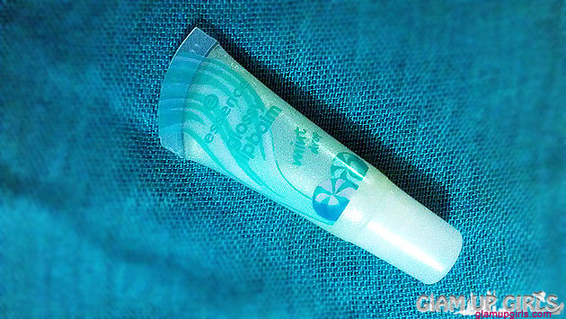 Essence Glossy Lip Balm in Mint Drop - Review and Swatches 