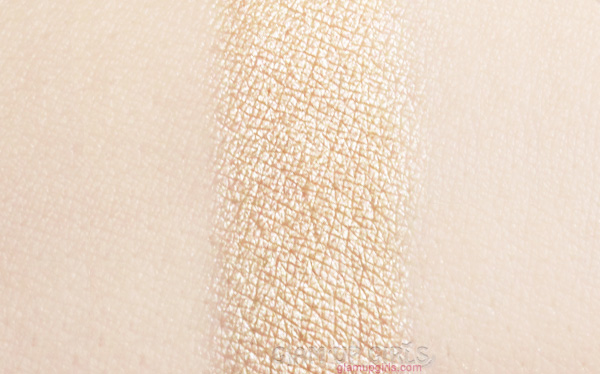 Essence Pure Nude Highlighter in Be My Highlight Swatch