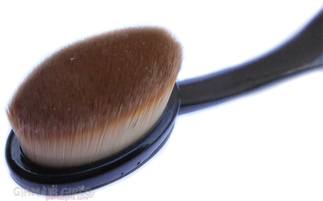 Concealer oval brush