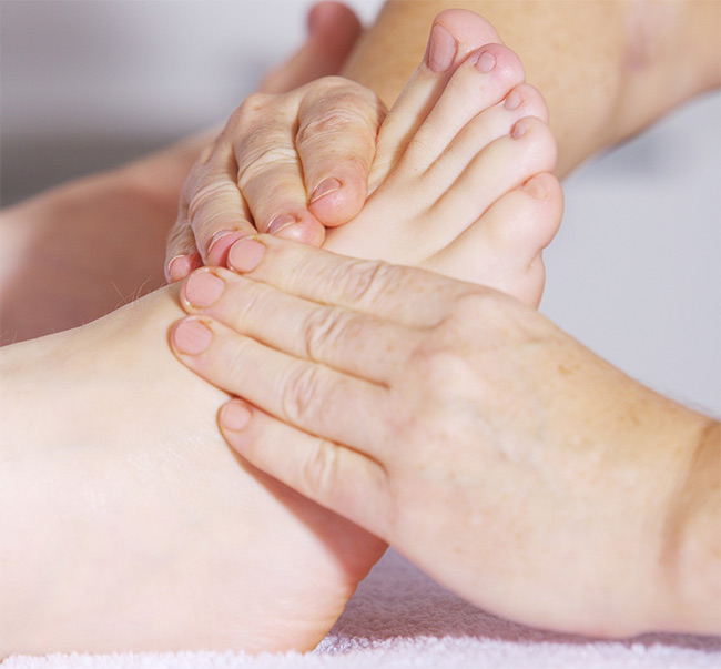 Benefits of Foot Massage and How to Do it at Home